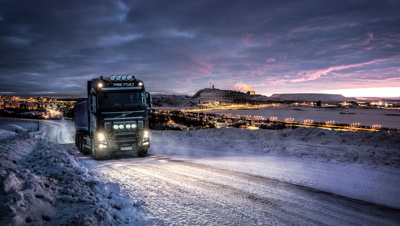 Volvo FH driving in snow at night