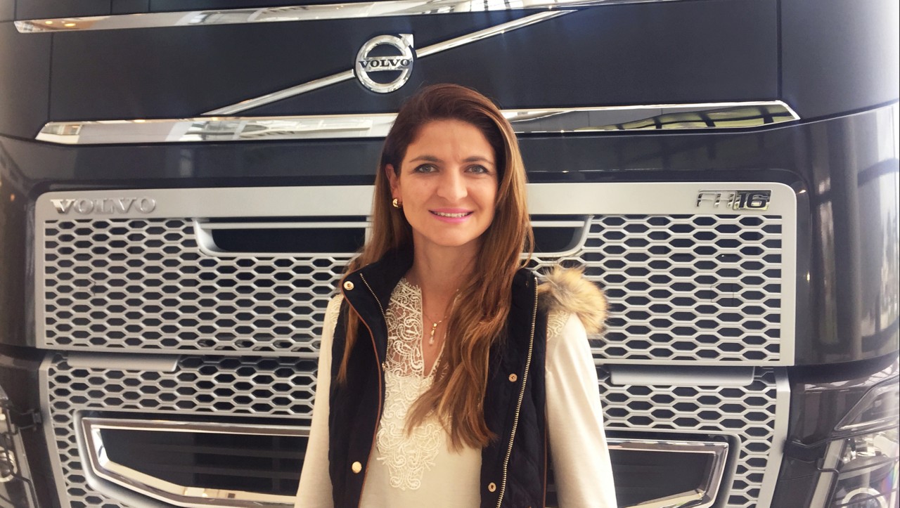 Woman standing in front of Volvo FH
