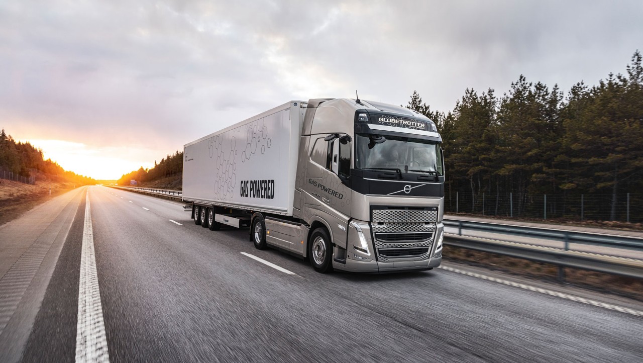 The Volvo FH LNG offers the same performance but with up to 20% lower CO2 emissions.